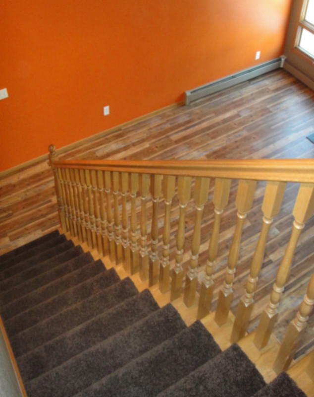 Foto de escalera recta tradicional renovada de tamaño medio con escalones enmoquetados, contrahuellas enmoquetadas y barandilla de madera