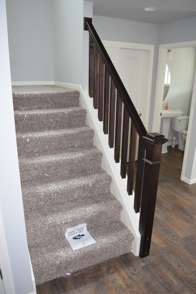 Exemple d'un petit escalier droit chic avec des marches en moquette et des contremarches en moquette.