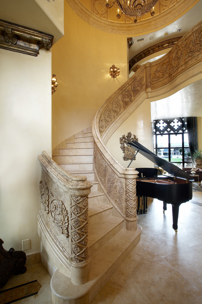 Пример оригинального дизайна: большая изогнутая лестница в средиземноморском стиле с ступенями из плитки, подступенками из плитки и перилами из смешанных материалов
