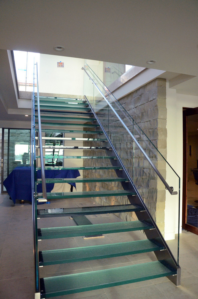 Cette photo montre un escalier sans contremarche droit moderne de taille moyenne avec des marches en verre.