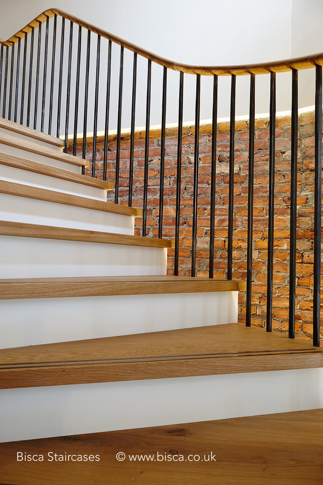 Idées déco pour un grand escalier peint flottant industriel avec des marches en bois.
