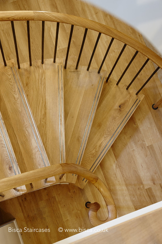 Пример оригинального дизайна: большая лестница на больцах в стиле лофт с деревянными ступенями и крашенными деревянными подступенками