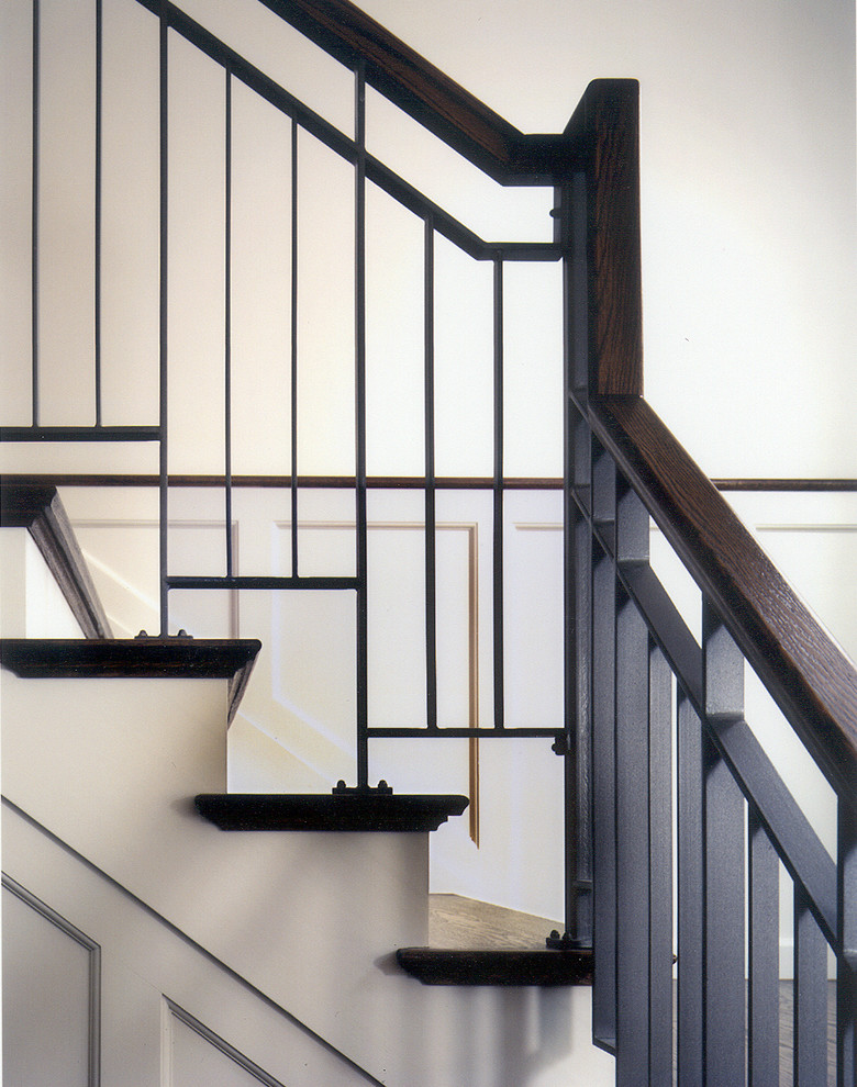 Aménagement d'un escalier peint classique en L de taille moyenne avec des marches en bois et un garde-corps en matériaux mixtes.