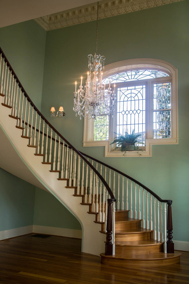 Idée de décoration pour un escalier courbe tradition avec des marches en bois et des contremarches en bois.