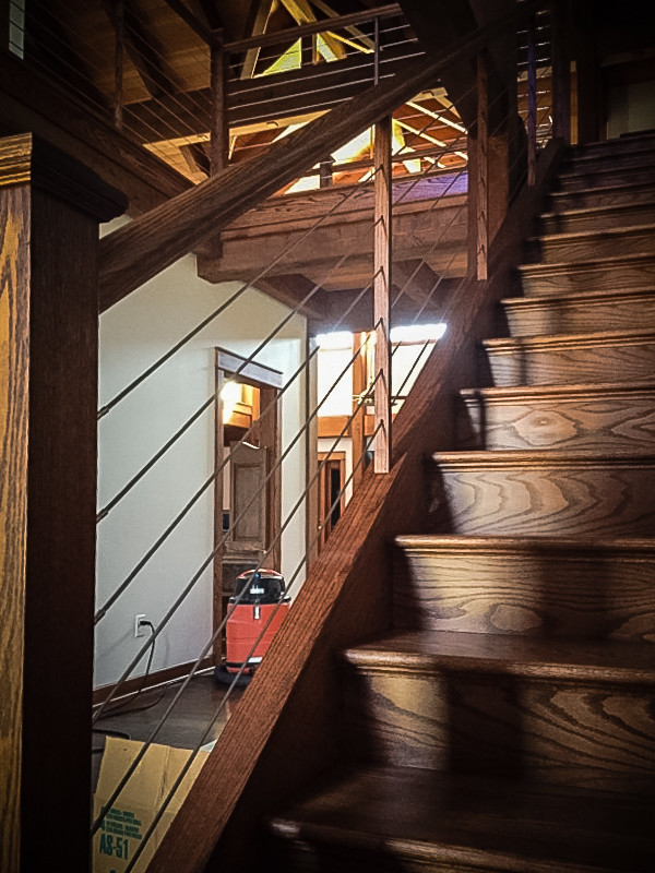 Пример оригинального дизайна: огромная прямая деревянная лестница в стиле модернизм с деревянными ступенями