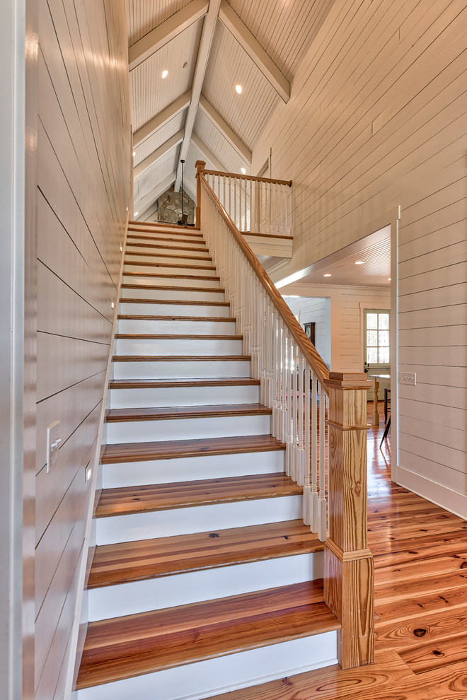 На фото: прямая лестница среднего размера в стиле кантри с деревянными ступенями, крашенными деревянными подступенками и деревянными перилами