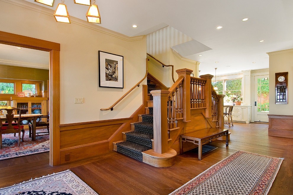 Imagen de escalera tradicional con escalones de madera y contrahuellas de madera