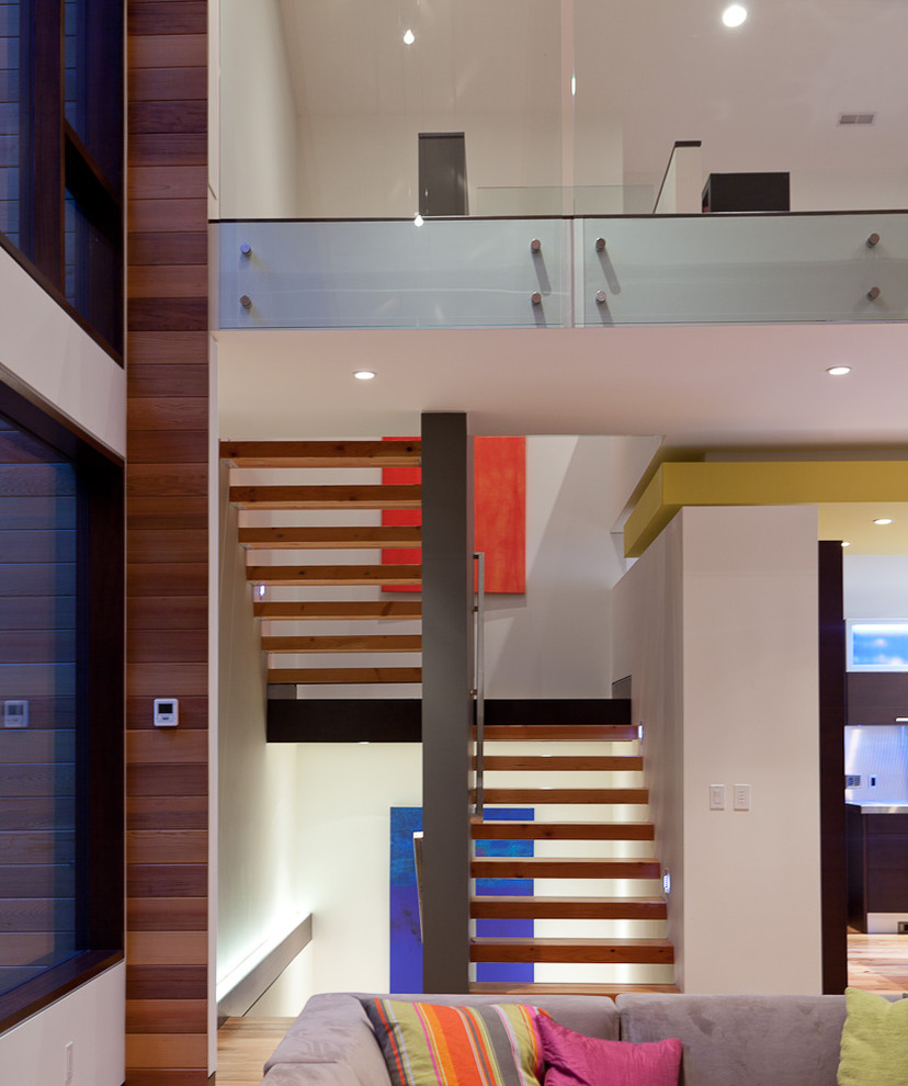 Cette image montre un escalier flottant design.