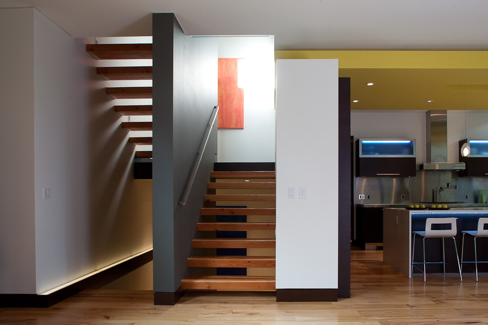 Aménagement d'un escalier sans contremarche flottant contemporain avec des marches en bois.