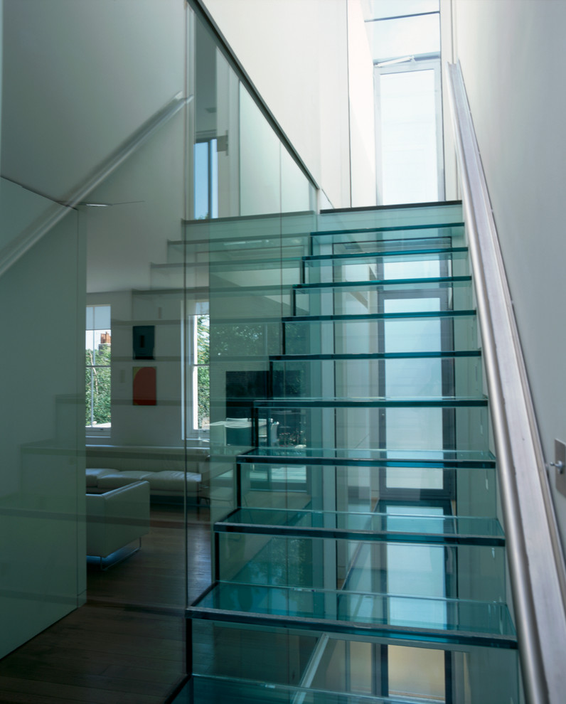 Idéer för mellanstora funkis raka trappor i glas, med sättsteg i glas