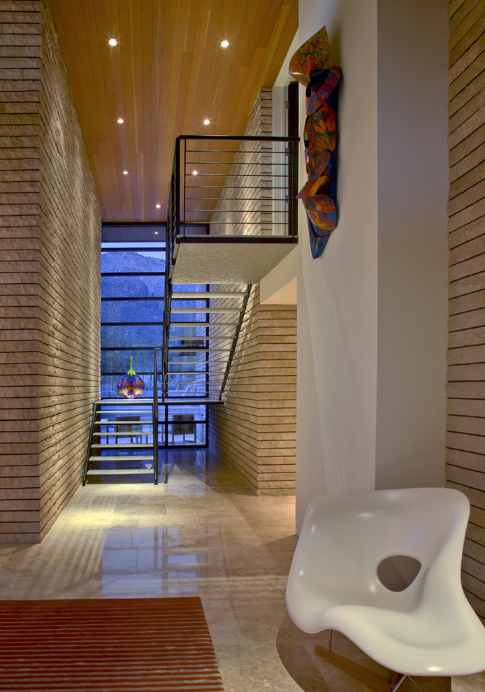 Пример оригинального дизайна: лестница в современном стиле с металлическими перилами и металлическими ступенями без подступенок