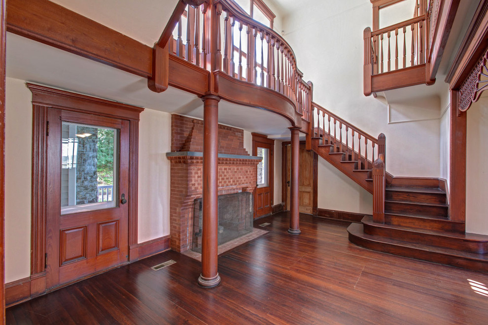 Cette image montre un très grand escalier victorien en U avec des marches en bois et des contremarches en bois.