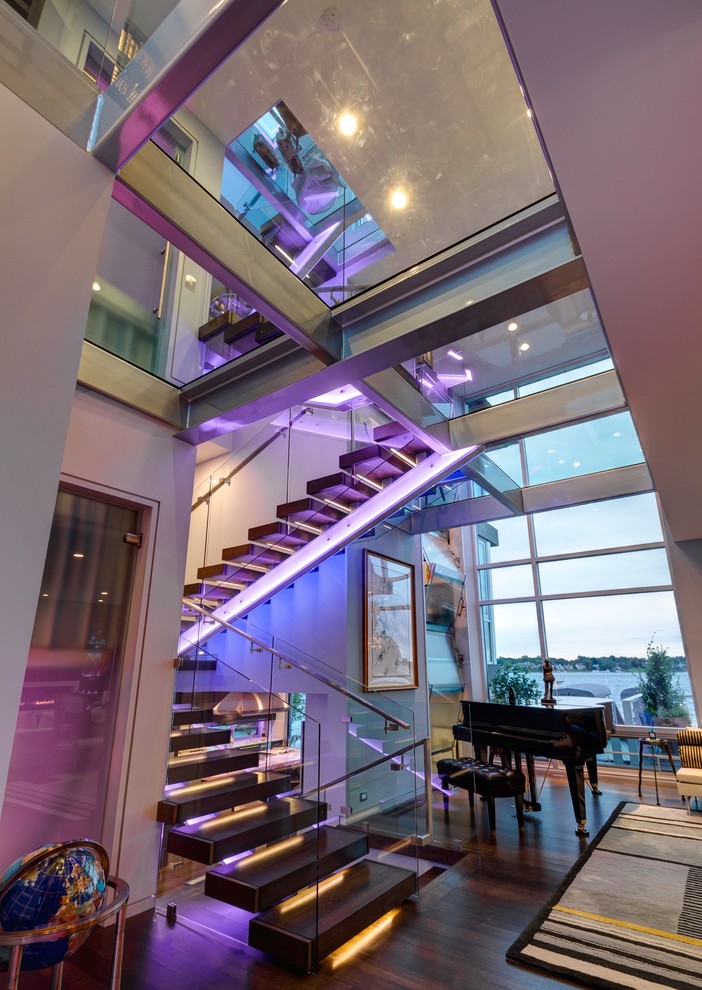Idée de décoration pour un escalier minimaliste avec éclairage.