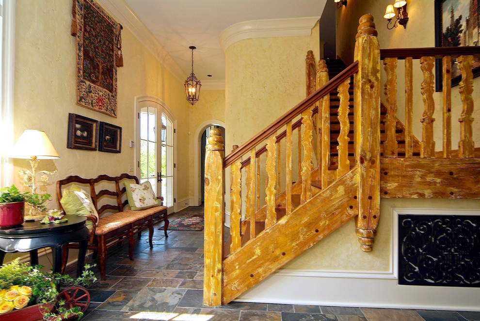 Свежая идея для дизайна: лестница в классическом стиле - отличное фото интерьера