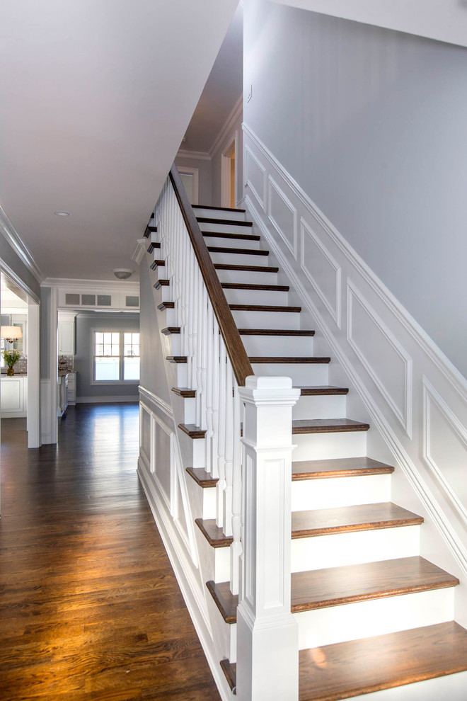 Источник вдохновения для домашнего уюта: прямая лестница среднего размера в современном стиле с деревянными ступенями, крашенными деревянными подступенками и деревянными перилами
