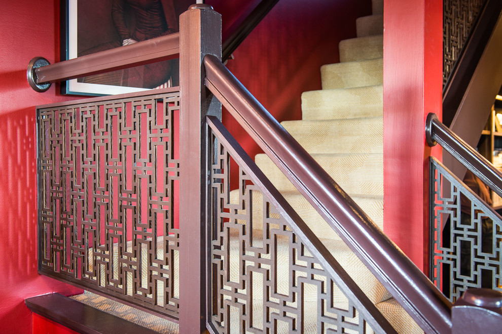 На фото: угловая лестница среднего размера в восточном стиле с ступенями с ковровым покрытием и ковровыми подступенками