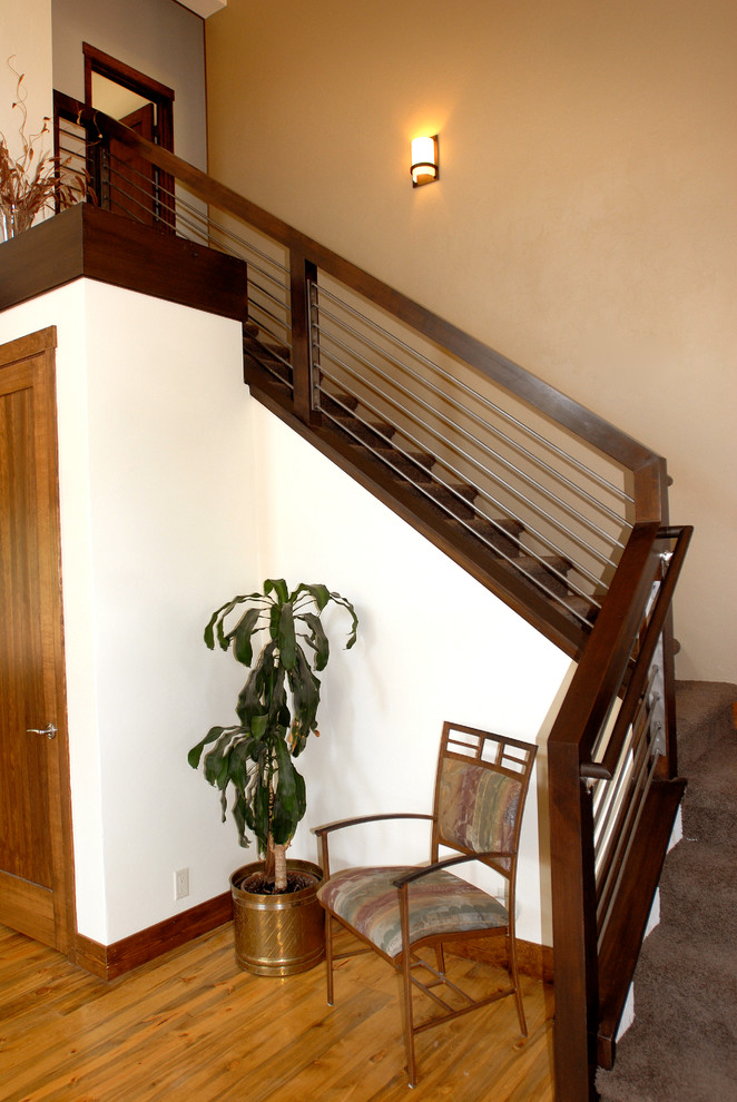 Exemple d'un escalier chic en L de taille moyenne avec des marches en moquette et des contremarches en moquette.