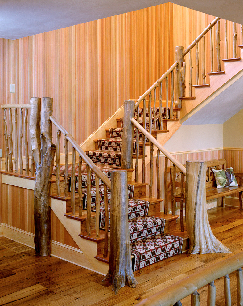 Imagen de escalera en U rústica grande con escalones de madera y contrahuellas de madera