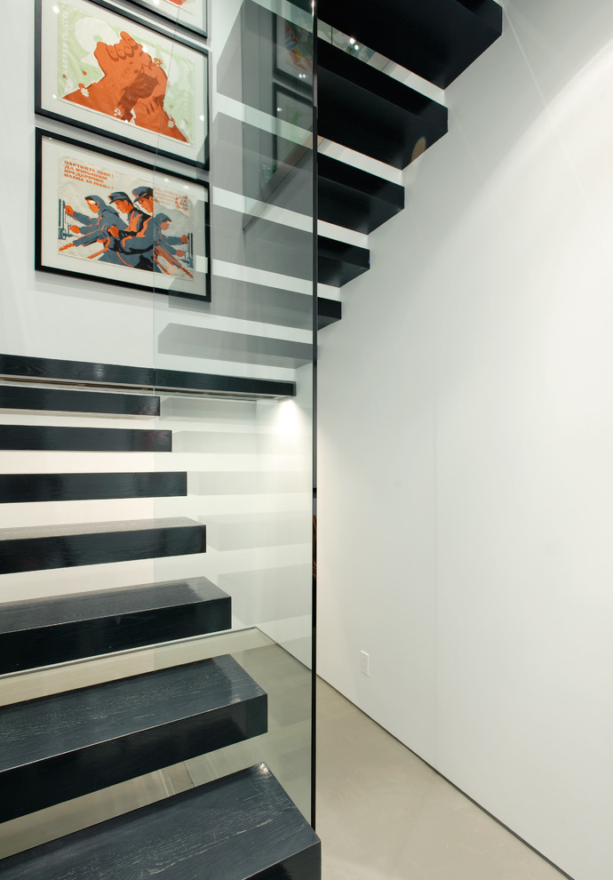 Источник вдохновения для домашнего уюта: лестница на больцах в стиле модернизм с деревянными ступенями