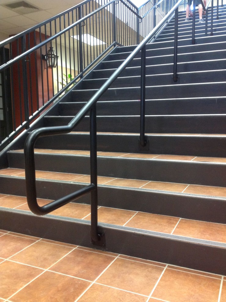Стильный дизайн: большая прямая металлическая лестница в современном стиле с ступенями из плитки - последний тренд