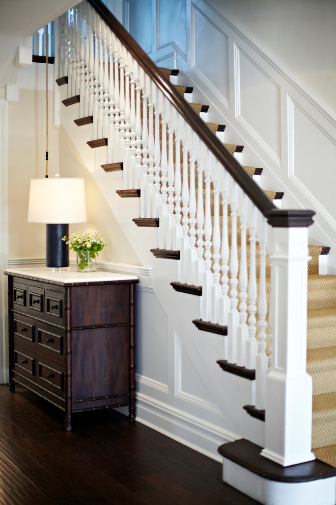 Ejemplo de escalera en U tradicional renovada grande con escalones de madera y contrahuellas de madera pintada