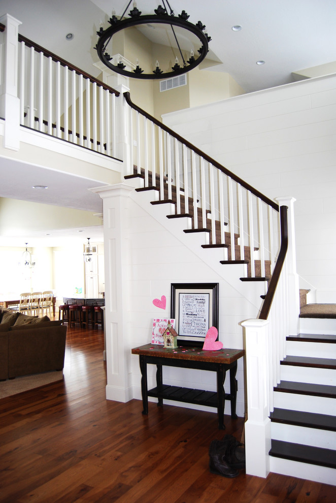 Imagen de escalera en L contemporánea de tamaño medio con escalones de madera y contrahuellas de madera