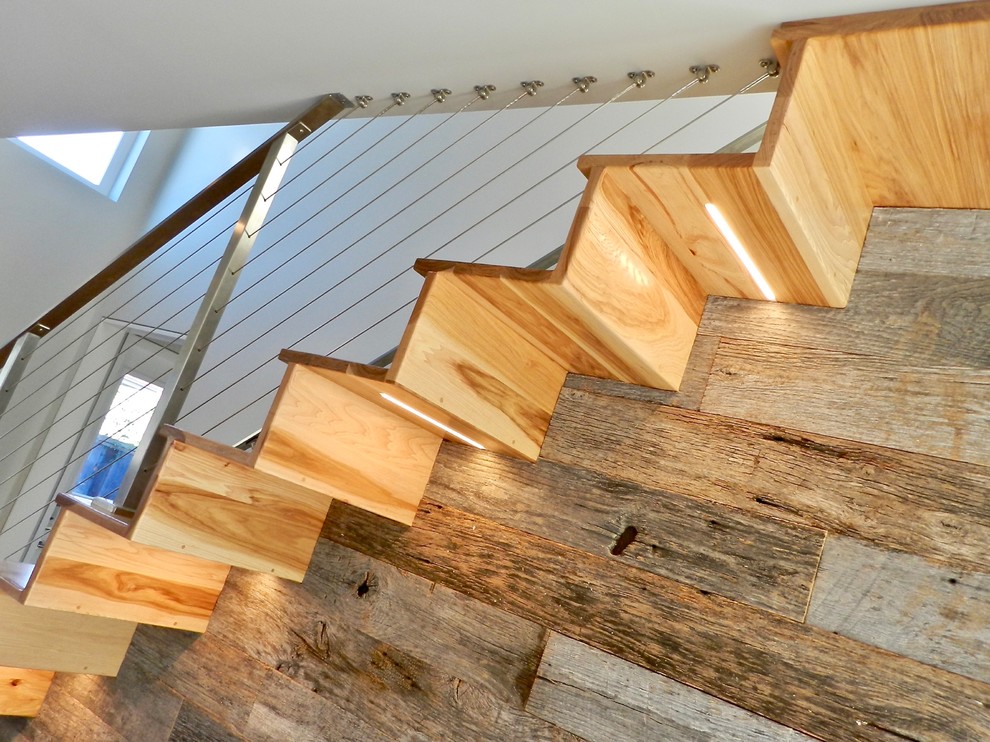 Inspiration för en mellanstor retro flytande trappa i trä, med sättsteg i trä och kabelräcke