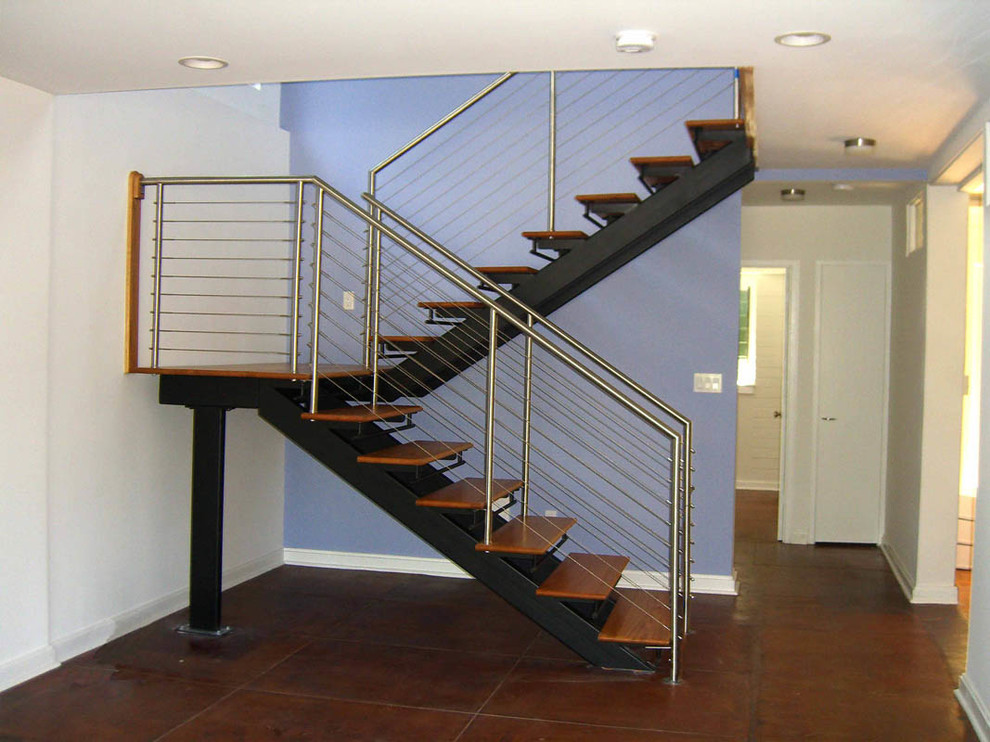 Cette photo montre un petit escalier craftsman en U avec des marches en bois, des contremarches en métal et éclairage.