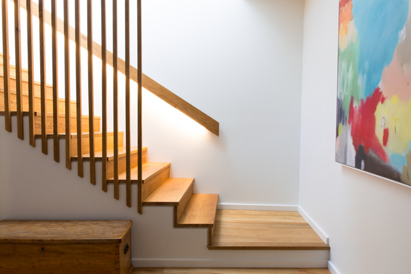 На фото: маленькая прямая деревянная лестница в стиле модернизм с деревянными ступенями для на участке и в саду