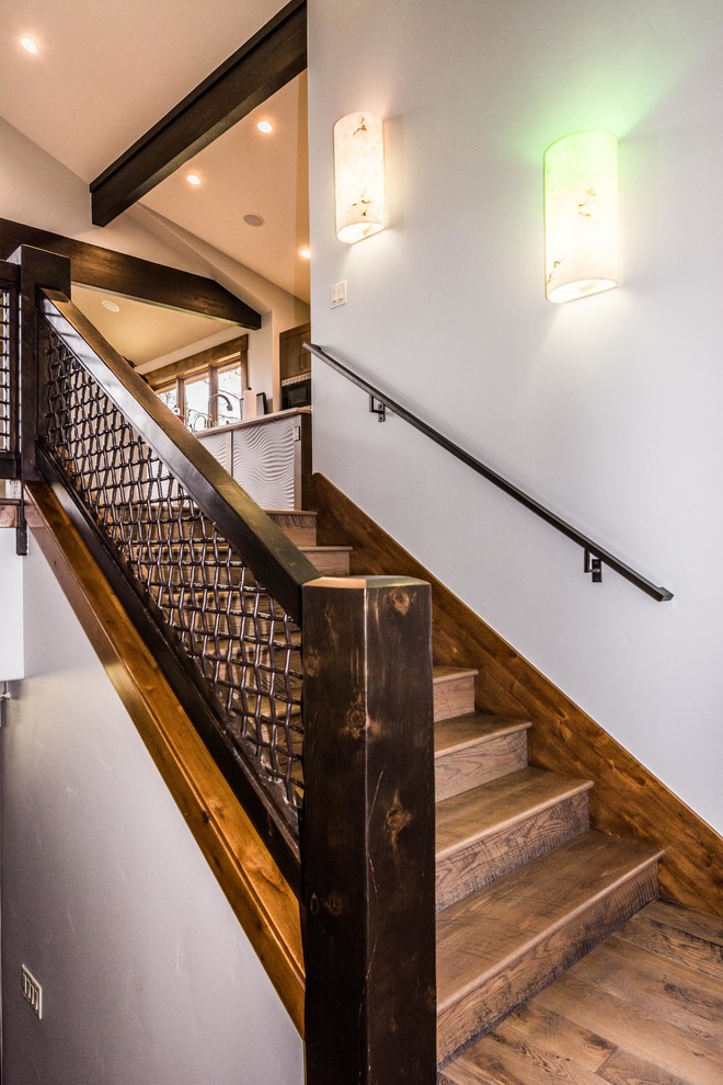 Свежая идея для дизайна: п-образная деревянная лестница среднего размера в современном стиле с деревянными ступенями и перилами из смешанных материалов - отличное фото интерьера