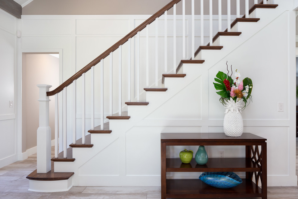 Источник вдохновения для домашнего уюта: лестница в морском стиле с деревянными ступенями, крашенными деревянными подступенками и деревянными перилами