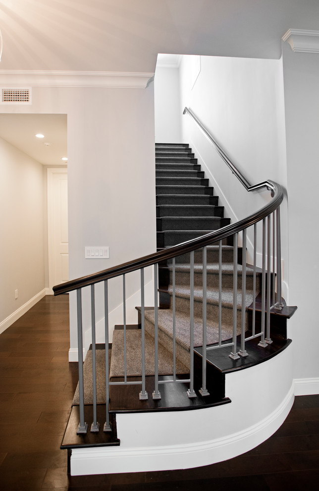 Gewendelte, Mittelgroße Moderne Treppe mit Teppich-Treppenstufen und Teppich-Setzstufen in Los Angeles