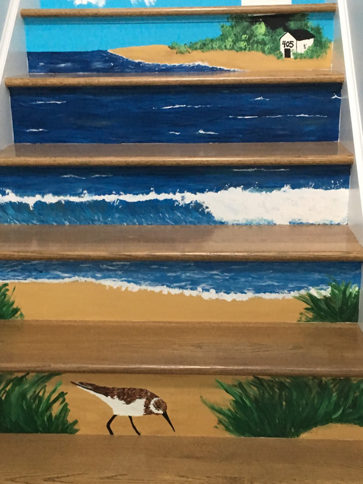 На фото: лестница среднего размера в морском стиле