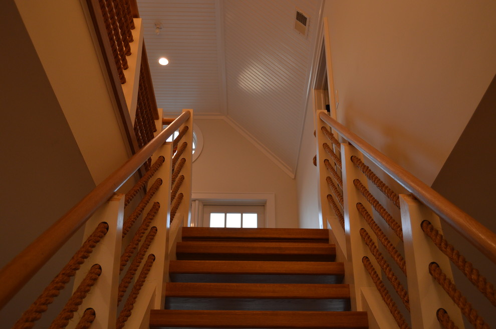 Idée de décoration pour un escalier sans contremarche flottant marin avec des marches en bois.