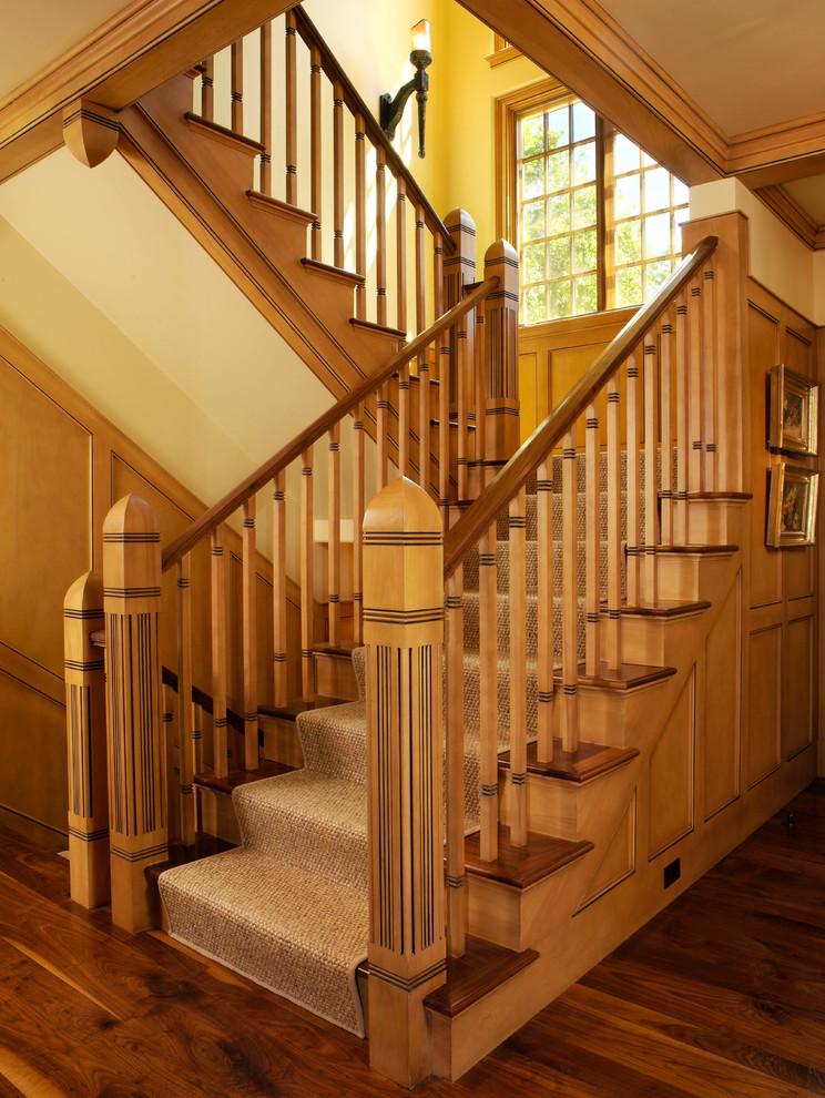 Idée de décoration pour un escalier tradition en U avec des marches en bois.