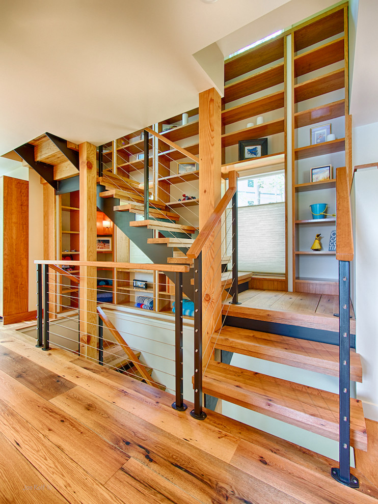 На фото: п-образная лестница в морском стиле с деревянными ступенями без подступенок с
