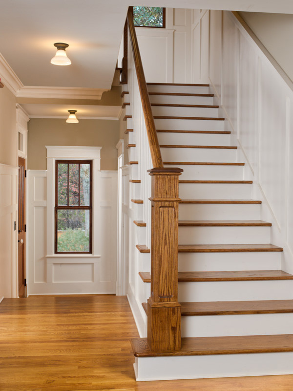 Идея дизайна: прямая лестница среднего размера в стиле кантри с деревянными ступенями, крашенными деревянными подступенками и деревянными перилами