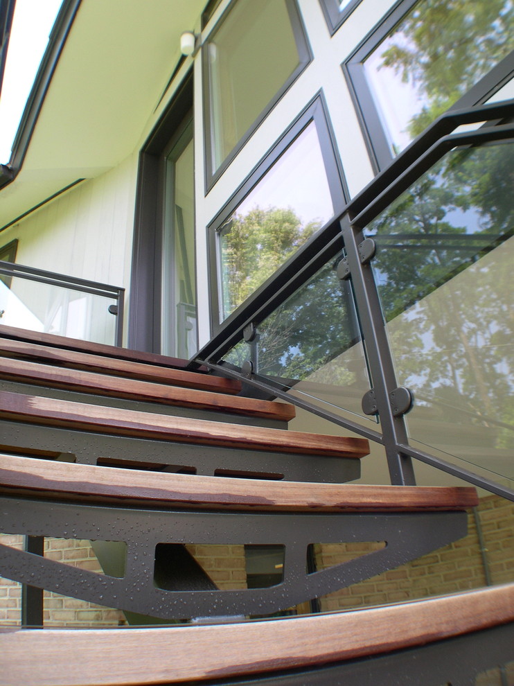 На фото: деревянная лестница на больцах, среднего размера в стиле ретро с металлическими ступенями