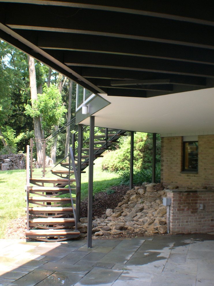 На фото: деревянная лестница на больцах, среднего размера в стиле ретро с металлическими ступенями с