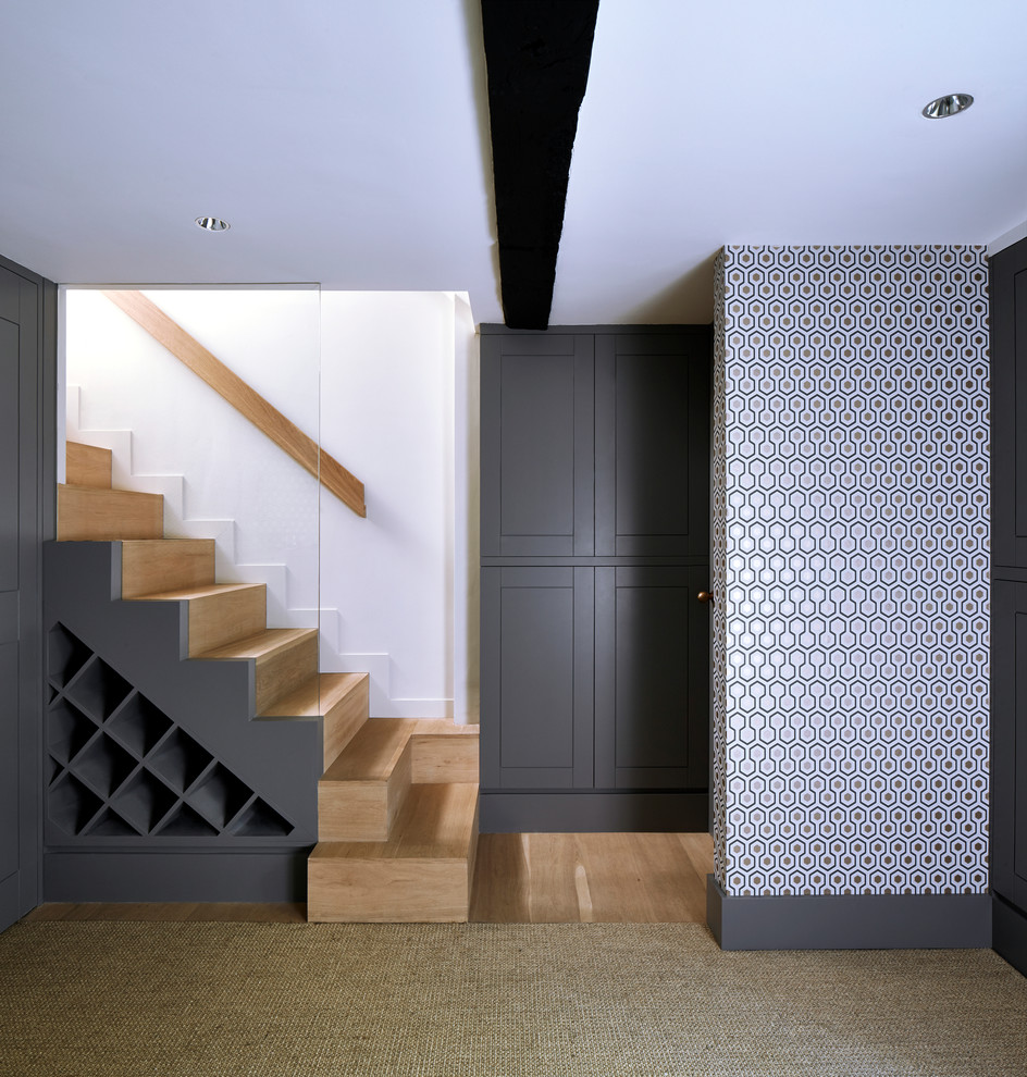 Cette image montre un escalier droit design de taille moyenne avec des marches en bois, des contremarches en bois et rangements.