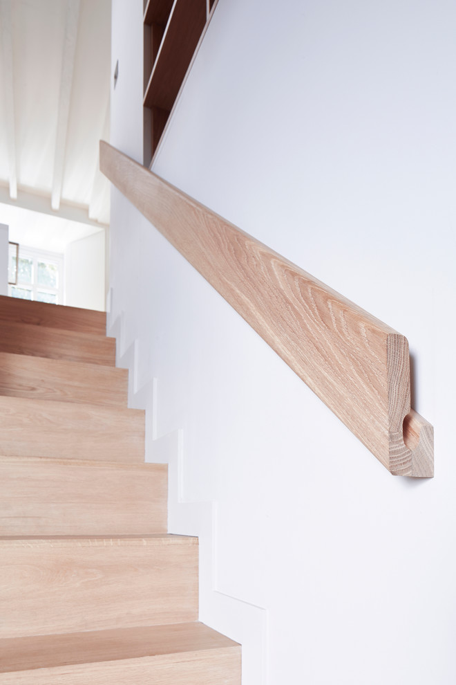 Aménagement d'un escalier droit contemporain de taille moyenne avec des marches en bois et des contremarches en bois.