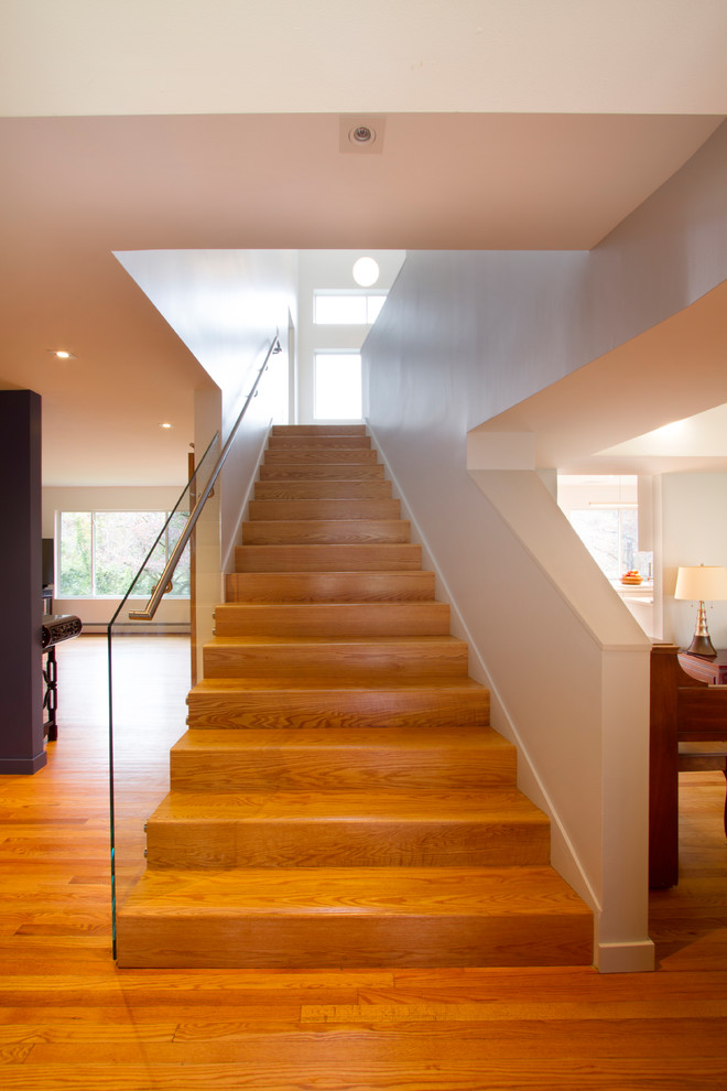 Свежая идея для дизайна: большая прямая деревянная лестница в современном стиле с деревянными ступенями и стеклянными перилами - отличное фото интерьера