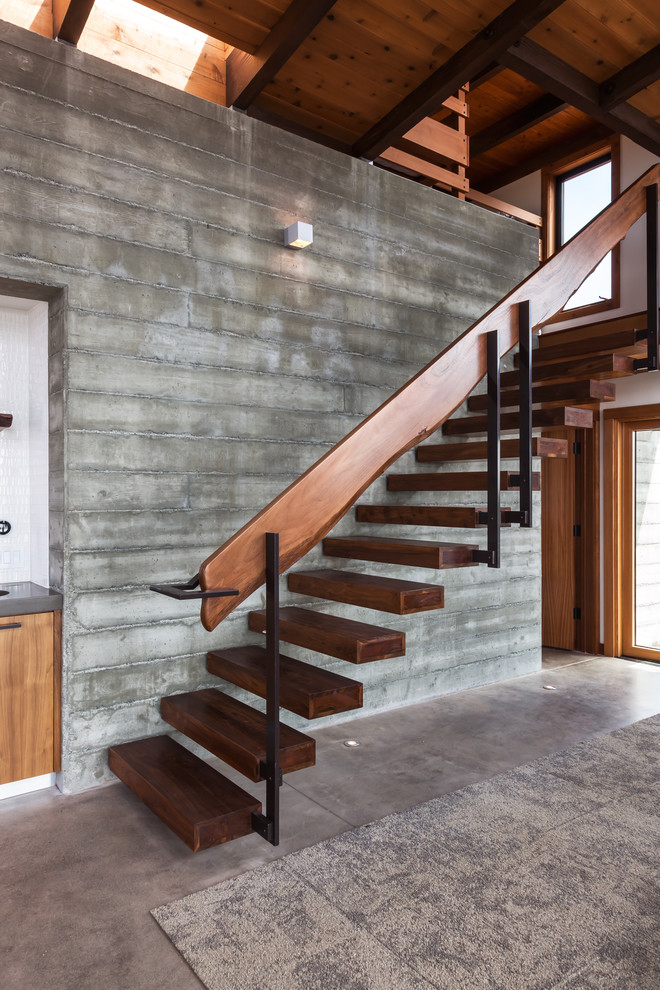 Cette image montre un escalier flottant design avec des marches en bois et des contremarches en bois.