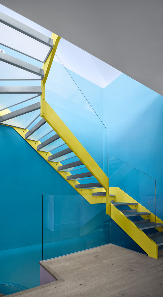 Inspiration för mellanstora moderna trappor i glas, med öppna sättsteg och räcke i glas