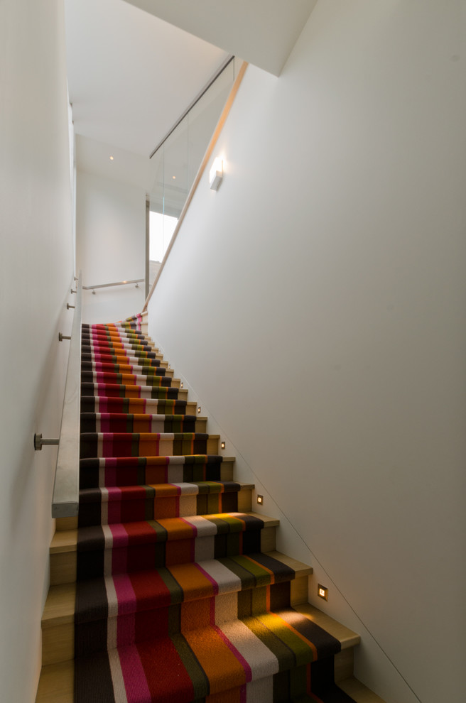 Staircase - contemporary staircase idea in Chicago
