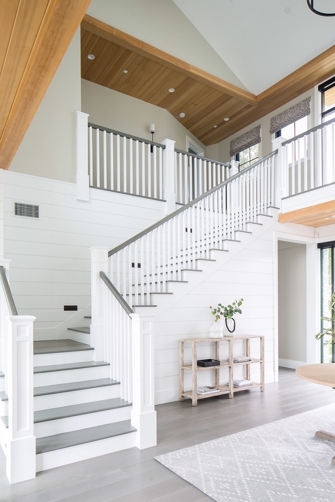 Стильный дизайн: угловая лестница среднего размера в стиле неоклассика (современная классика) с крашенными деревянными ступенями, крашенными деревянными подступенками и деревянными перилами - последний тренд