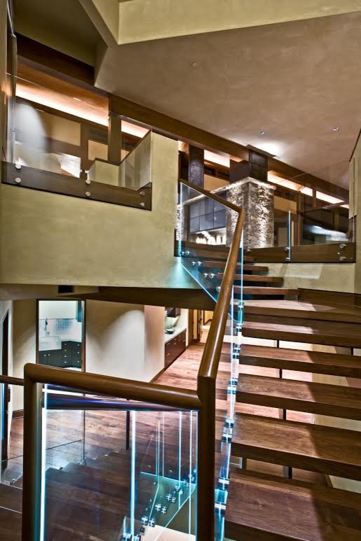 Foto de escalera en L tradicional de tamaño medio sin contrahuella con escalones de madera