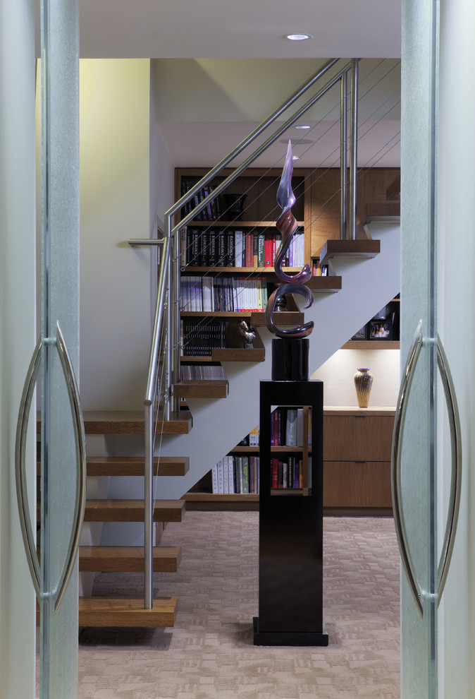 На фото: угловая лестница среднего размера в стиле неоклассика (современная классика) с деревянными ступенями и металлическими перилами без подступенок с