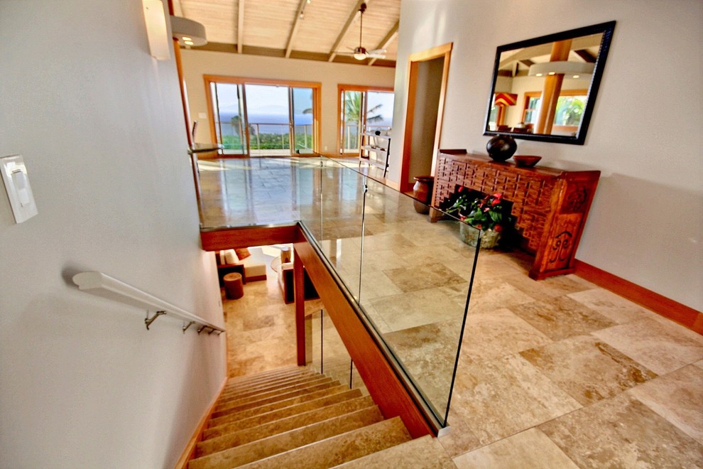 Foto de escalera recta tropical grande con escalones con baldosas y contrahuellas con baldosas y/o azulejos