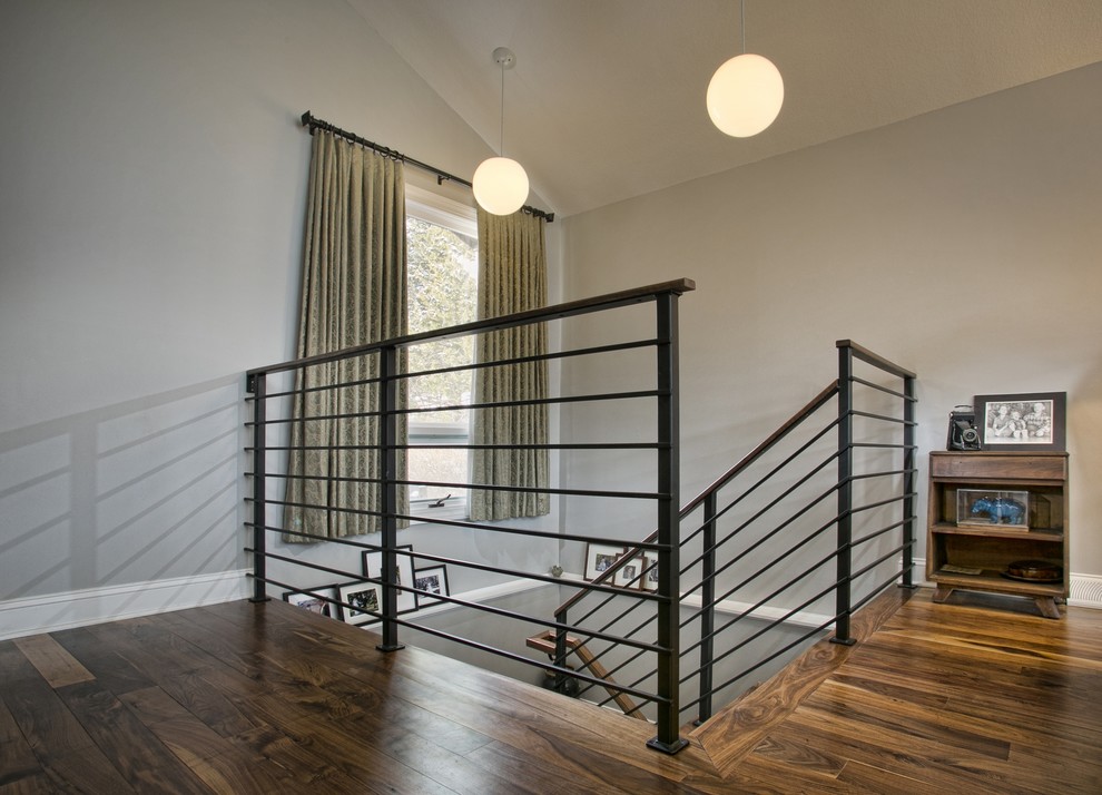 Foto de escalera en U de estilo americano de tamaño medio con escalones de madera y barandilla de metal